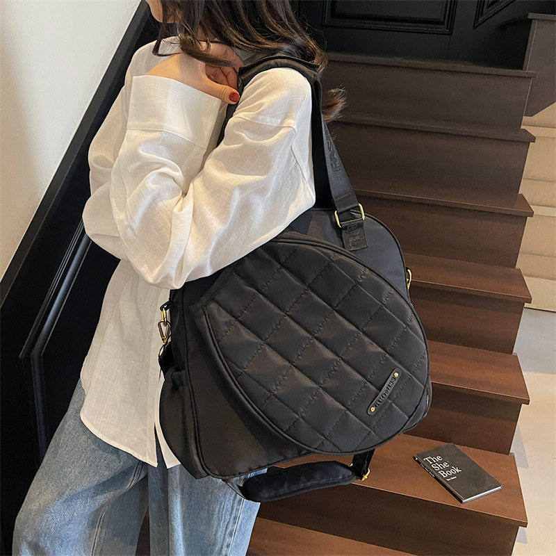 A new high-capacity solid-color tote bag in Korean style, featuring a high-end, casual, simple and lightweight design. It is a fashionable and versatile crossbody bag for commuting details Picture