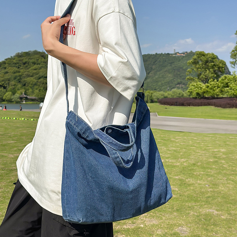 A new Korean-style denim bag, underarm bag, casual, simple, lightweight, fashionable and versatile crossbody bag for women details Picture