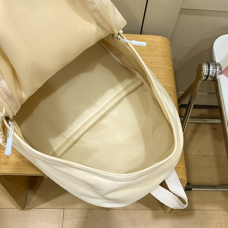 Japanese-style simple schoolbag for female college students, high appearance level, versatile casual travel backpack, and backpack for junior and senior high school students Application Scenario