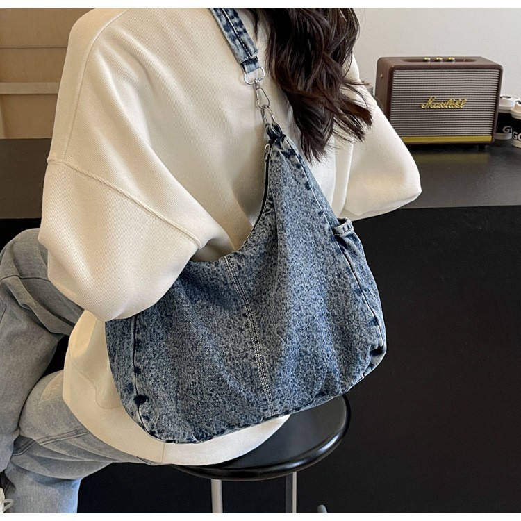 A new Korean version of the ins denim canvas bag for women's crossbody, versatile and large-capacity single-shoulder tote bag for students' commuting to school full figure