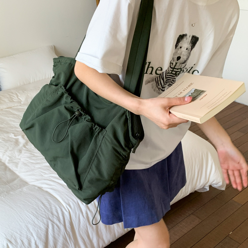 A new Korean version of a high-appeal, niche design crossbody bag for women, a casual, simple, lightweight, large-capacity crossbody bag and tote bag full figure