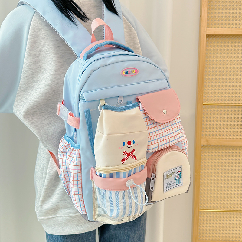 2025 New school style cute and niche design schoolbag, Japanese color contrast dopamine backpack, fresh and clean backpack full figure