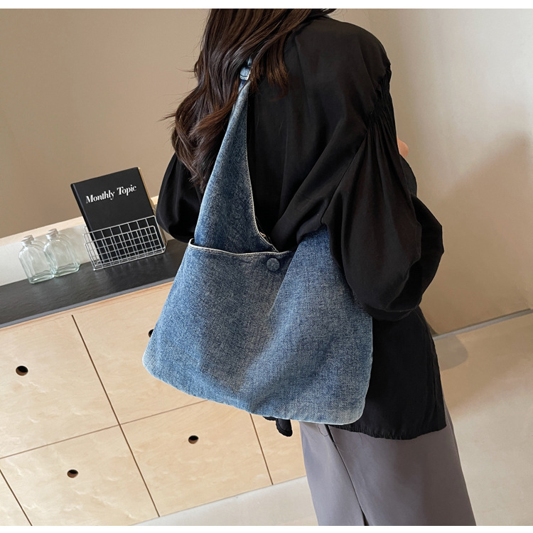 A new minimalist denim tote bag with a laid-back style and a strong female lead, a large-capacity versatile single-shoulder bag for college students' commuting to class full figure
