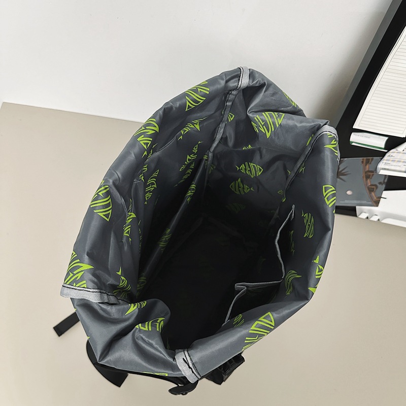 New trendy and individualistic school-style outdoor backpacks for women and sporty and casual Korean-style backpacks for men in the back-to-school season Application Scenario