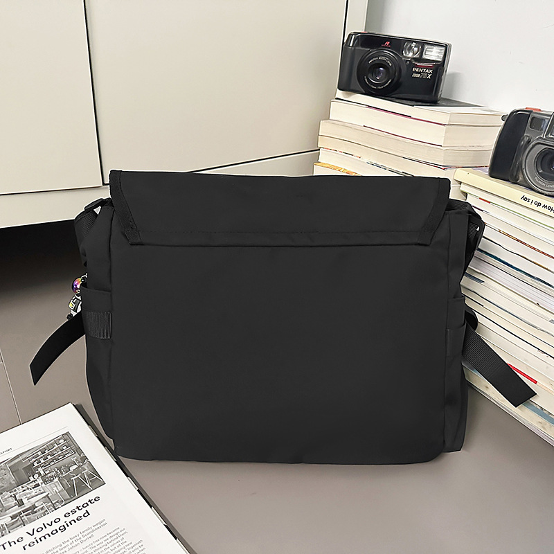 A new high-appeartion-level Japanese workwear trend, cool messenger bag for men and women, a lightweight after-school commuting bag with large capacity crossbody Specification drawing