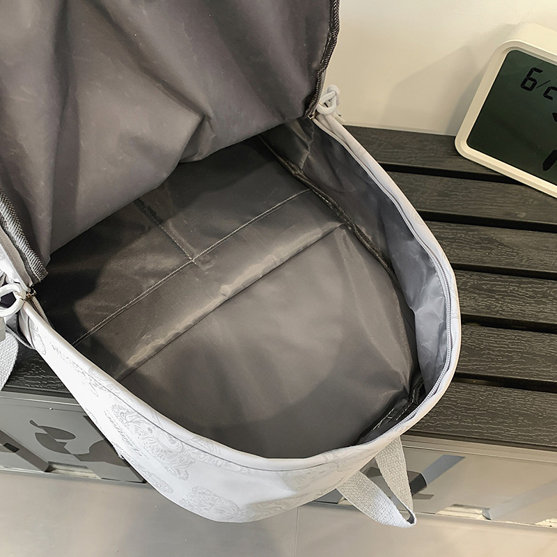 The new fashionable schoolbag is dirt-resistant. It features a dark, niche and laid-back style backpack with graffiti and is lightweight. It is a schoolbag for junior high school students Application Scenario