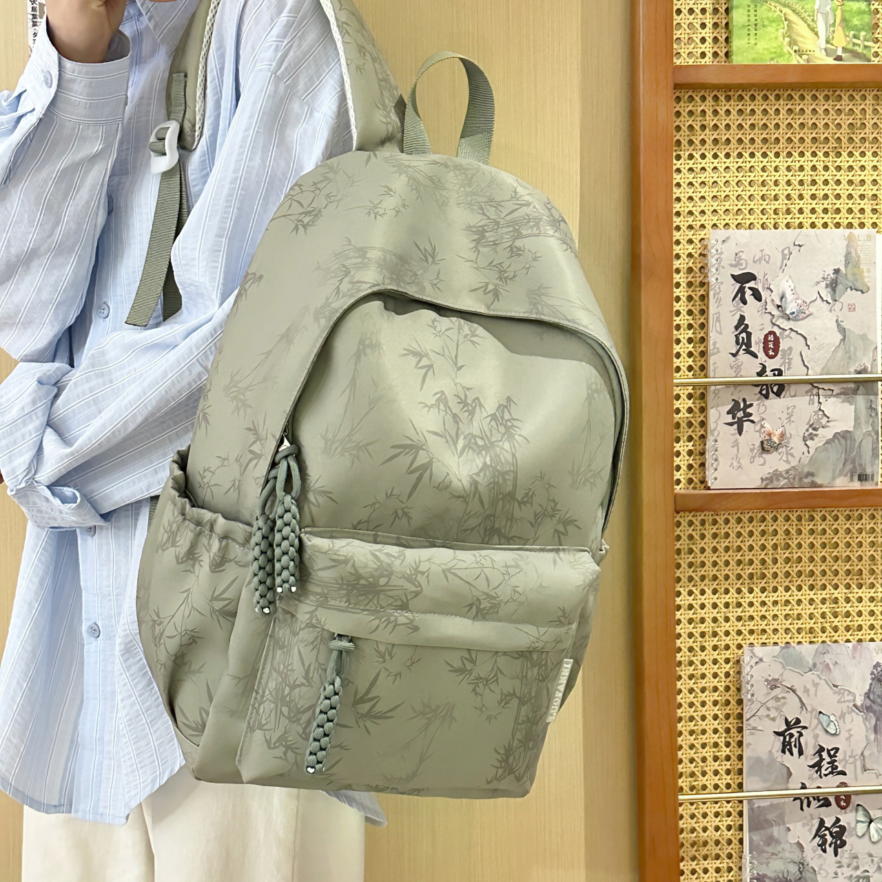 A new high-appearanceess-level Chinese-style backpack for junior and senior high school students. It is lightweight, simple, casual and versatile, with a large capacity details Picture