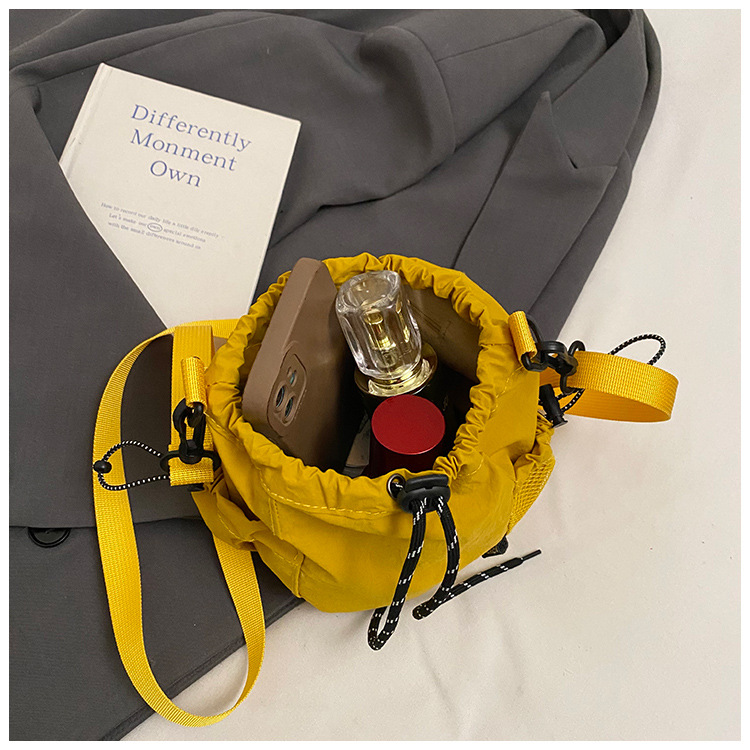 A new Korean version of a high-appeal drawstring bucket bag for commuting, sporty, casual, simple and lightweight, large-capacity crossbody bag Application Scenario