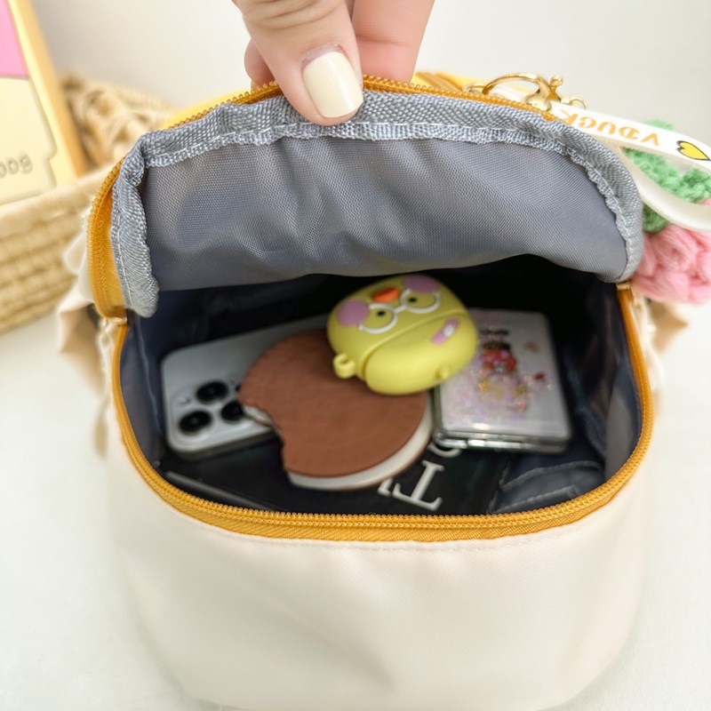 The new high-appearancelevel schoolbag for primary school students in grades 3 to 6 is simple, lightweight, fashionable and versatile for commuting, with a large capacity backpack Application Scenario