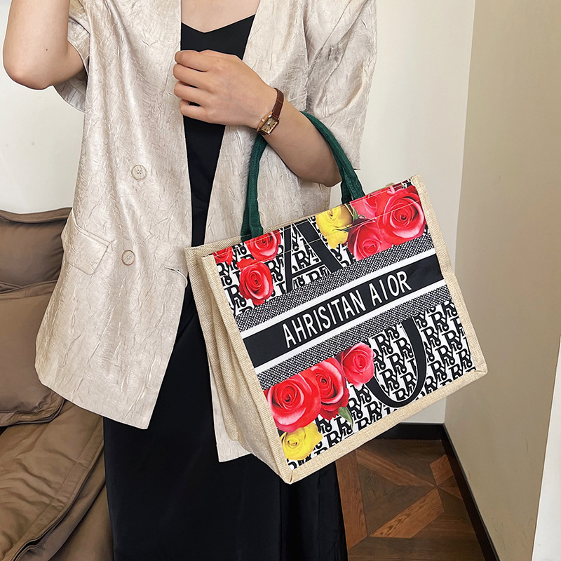New Winter 2024 women's bag, simple and stylish, trendy Korean-style shopping bag, large-capacity single-shoulder bag Application Scenario
