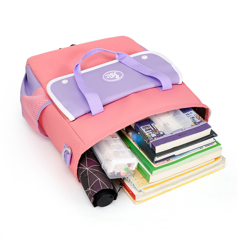 The new hand-held bag for primary school students' after-school tutoring is cute and in contrasting colors. It is a crossbody bag for primary and secondary school students' after-school tutoring during winter and summer vacations that can be carried on both shoulders Application Scenario