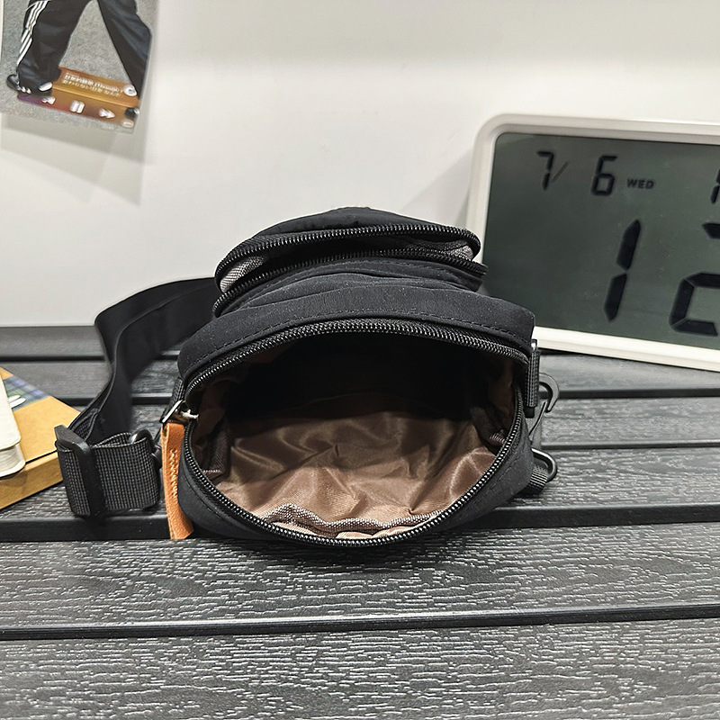 New black casual crossbody bag for men, small crossbody bag, Instagram trendy brand men's backpack, single-shoulder bag for women Application Scenario