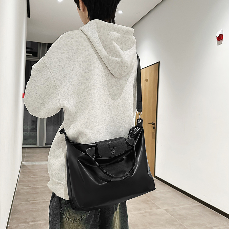 New large-capacity single-shoulder versatile tote bag, high-end quality handbag, men's autumn and winter new laid-back style crossbody bag details Picture