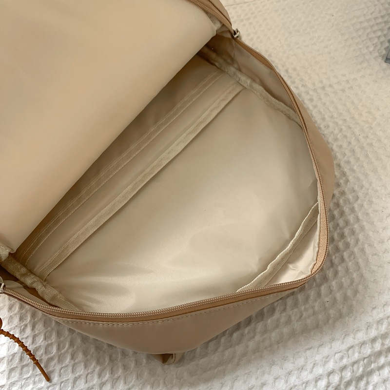 The new Korean version schoolbag is lightweight and has a large capacity. It is a backpack for students in grades three to six and an ugly and cute cat backpack Application Scenario