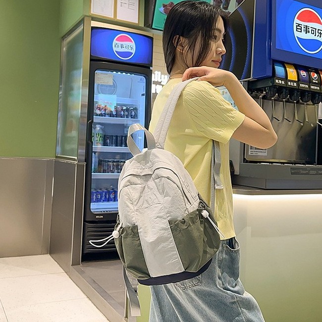 Summer's new casual and lightweight travel backpack, a color-blocking children's outdoor spring outing and study backpack with a high school girls' appearance level details Picture