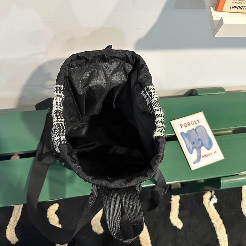 The design sense checkered schoolbag is a simple and versatile backpack for girls in junior and senior high school. It is also a high-appearance-level travel backpack for college students Application Scenario