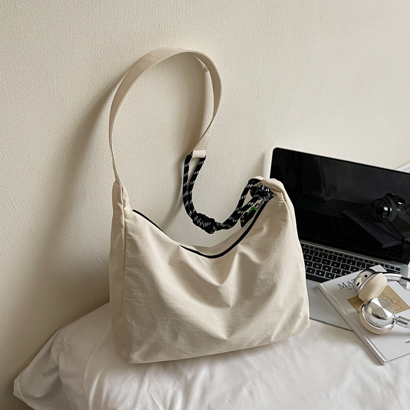 The new Japanese-style cute cat tote bag with a high-end feel is a casual, simple, lightweight and versatile crossbody bag for commuting Specification drawing