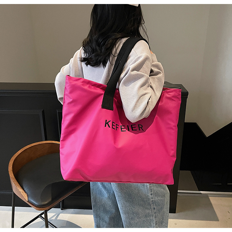 A new versatile travel bag, a large-capacity fabric bag for college students' commuting to class, and a lightweight and casual tote bag details Picture