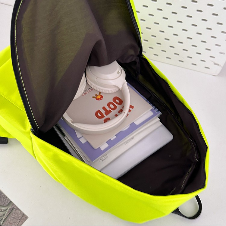 New high-appeartion-level solid-color backpack for couples, casual, simple, lightweight, commuting, fashionable and versatile, large-capacity backpack Application Scenario