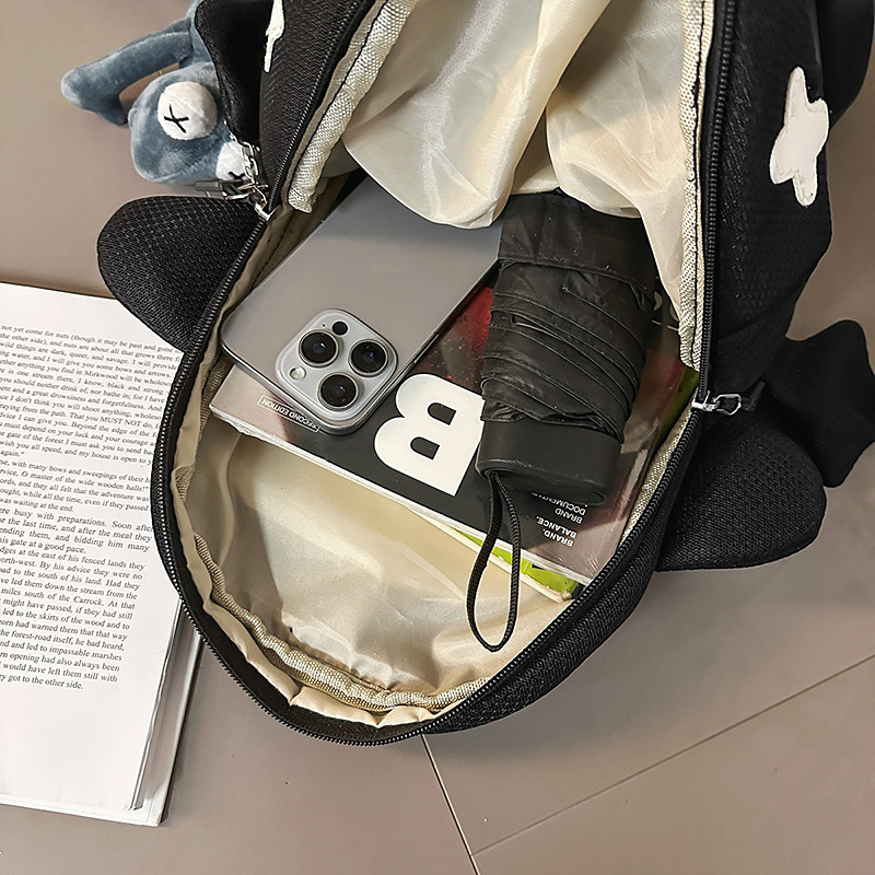 The new Japanese shark backpack is a versatile large-capacity backpack for couples and a trendy, niche backpack for men's casual travel Application Scenario