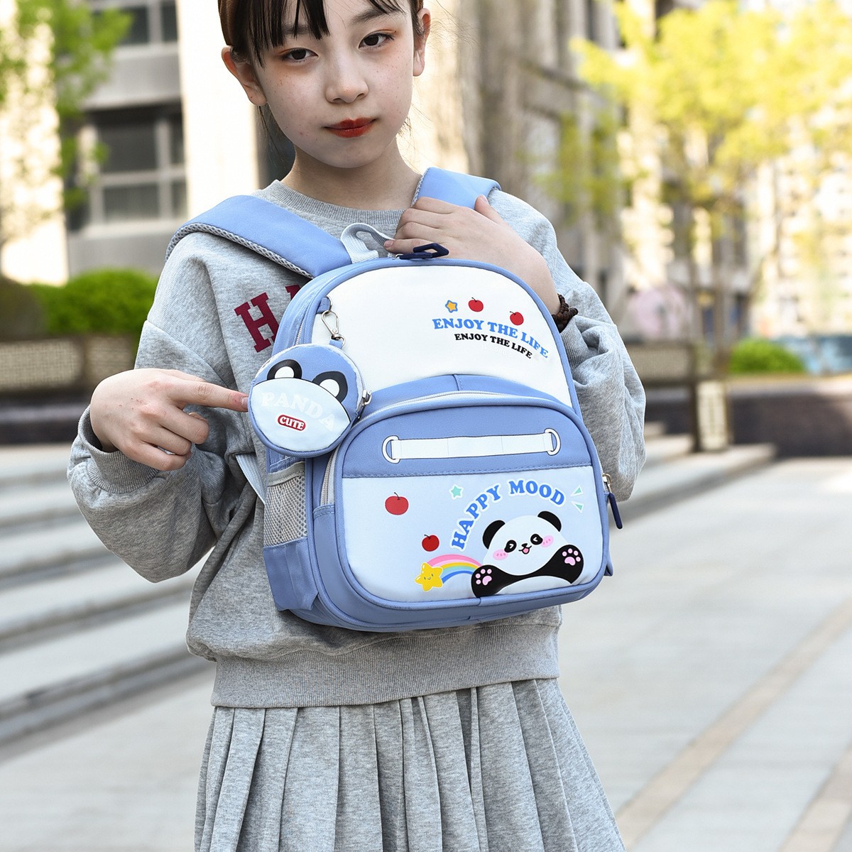 The new children's schoolbag for the kindergarten is cartoonish, cute, lightweight and stylish. It's a super light, simple and high-appearancy-level backpack details Picture