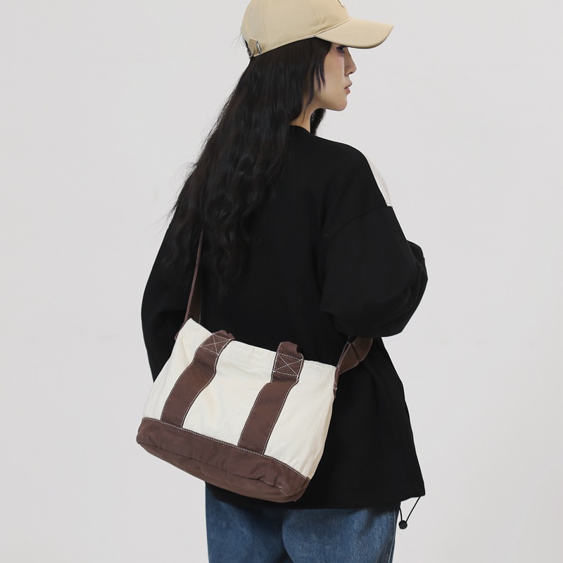 A simple and stylish Japanese Instagram casual canvas single-shoulder bag, a literary and artistic hand-held crossbody bag for a girl's outing full figure