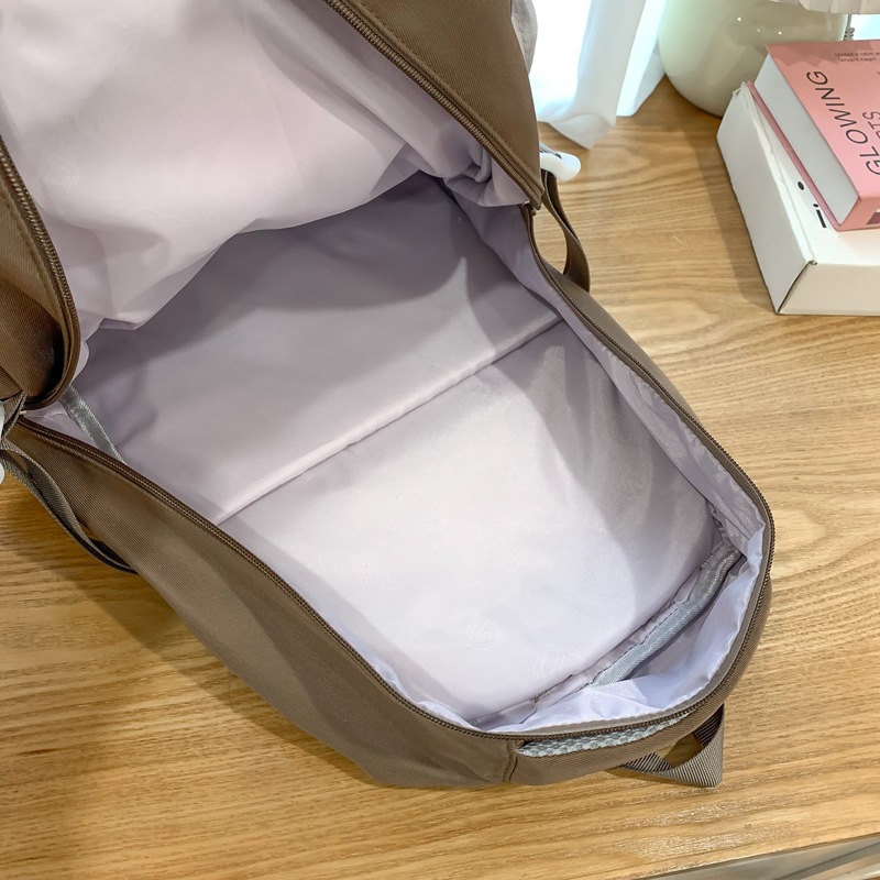 High appearance level, ins style, Korean color contrast, multi-layered lightweight backpacks for boys in grades 3 to 6 on campus Application Scenario