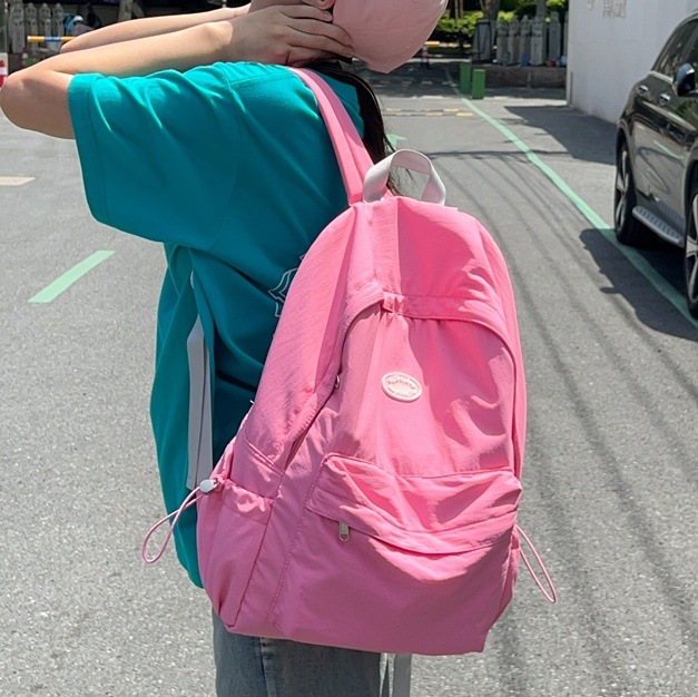 A new Korean-style laid-back schoolbag in a sweet solid color for junior and senior high school campuses, a fresh and versatile fashionable backpack full figure