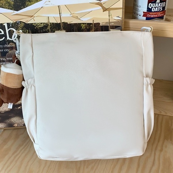 New retro color-blocking large-capacity single-shoulder bag, soft girl hand-held crossbody bag, high appearance level student make-up class bag Application Scenario