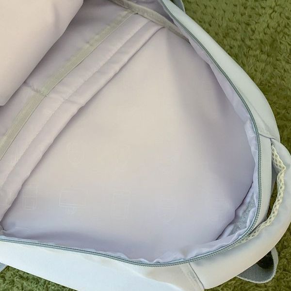 A simple and color-blocking backpack for girls in grades three to six of primary school, and a large-capacity backpack for junior and senior high school students Application Scenario