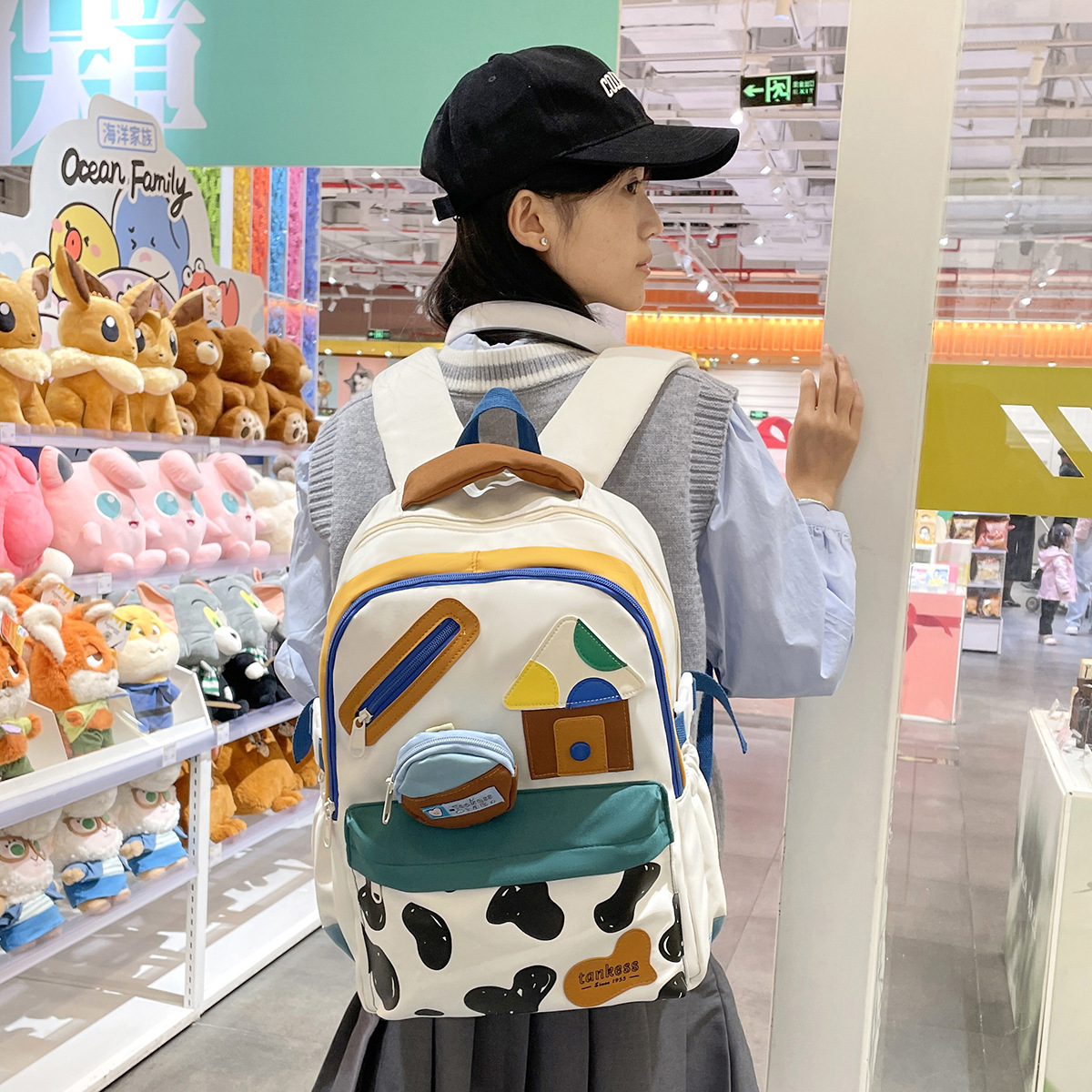 The new color-blocking versatile backpack is lightweight and has a large capacity. It's a cute and Instagram-style single-shoulder bag and a casual backpack details Picture