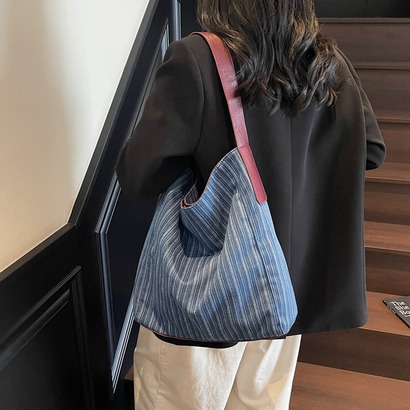 Large-capacity tote bag, simple and versatile striped single-shoulder bag, women's 2025 summer new fashion denim bag trend details Picture