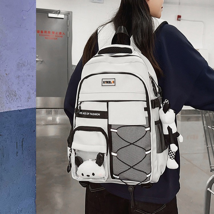 The new large-capacity student travel backpack is sturdy and durable. It is a lightweight backpack for primary and secondary school students, junior and senior high school students, and girls full figure