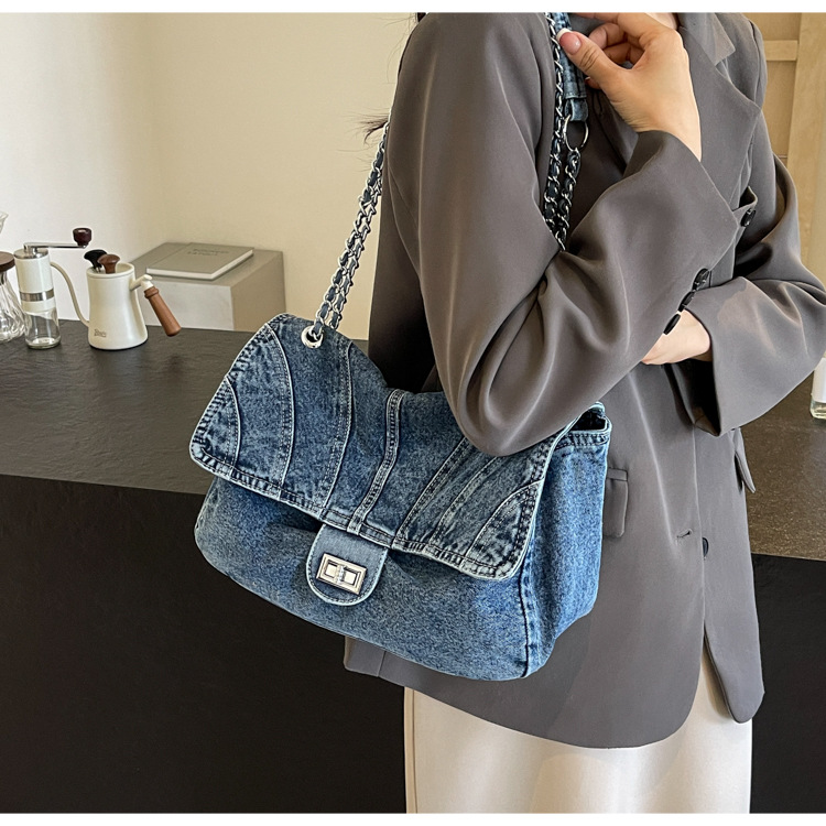Denim bag for girls 2024 New style, fashionable large-capacity chain shoulder bag, high-end class commuting tote bag full figure