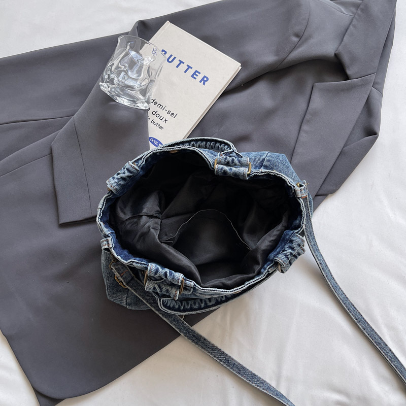 A niche retro washed denim handbag for the summer of 2025, featuring a Korean artistic style and versatile commuting shoulder bag Application Scenario
