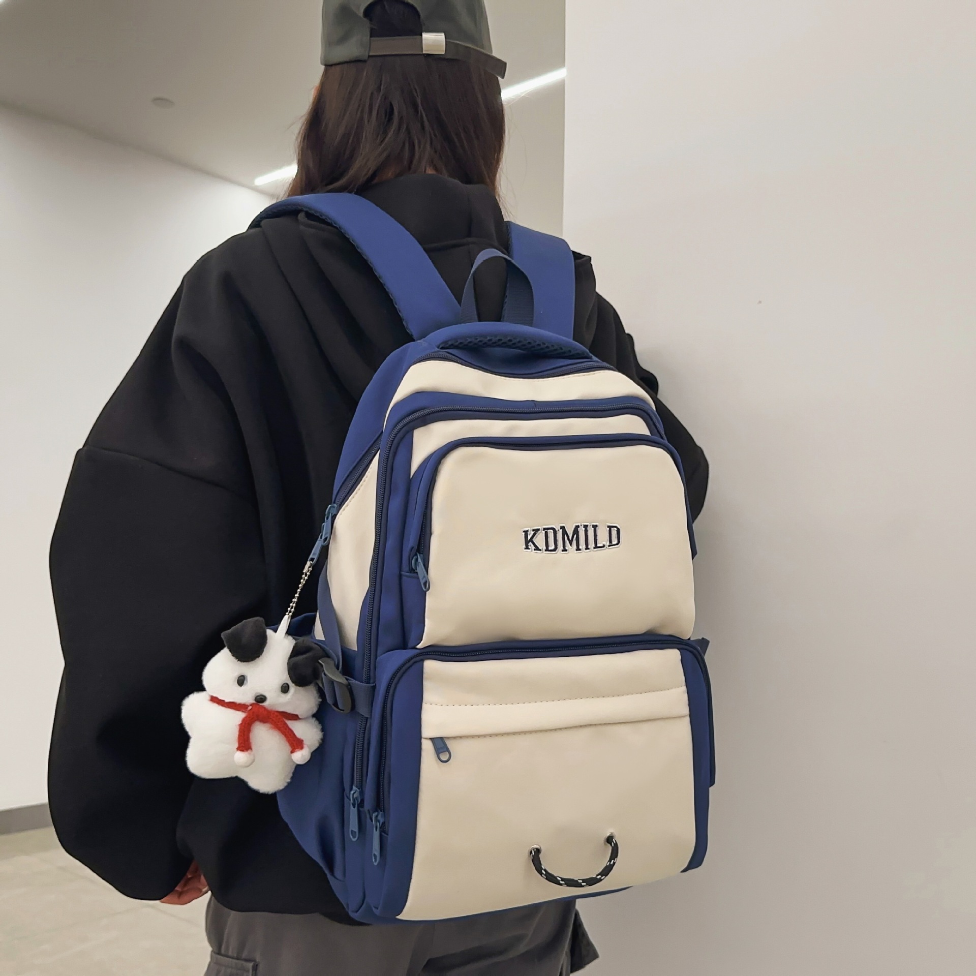 High-appearancy-level American ins sports backpacks, Korean-style ins trendy brand backpacks for junior and senior high school students with contrasting colors and multiple compartments full figure