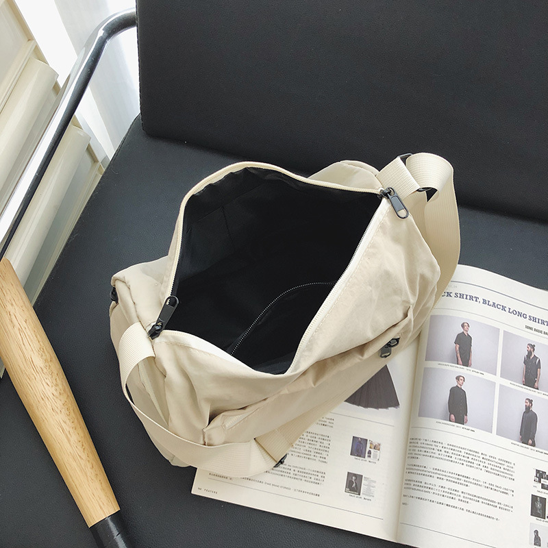 2025 New style stylish single-shoulder bag, retro and stylish striped crossbody bag, large-capacity quality single-shoulder couple bag Application Scenario