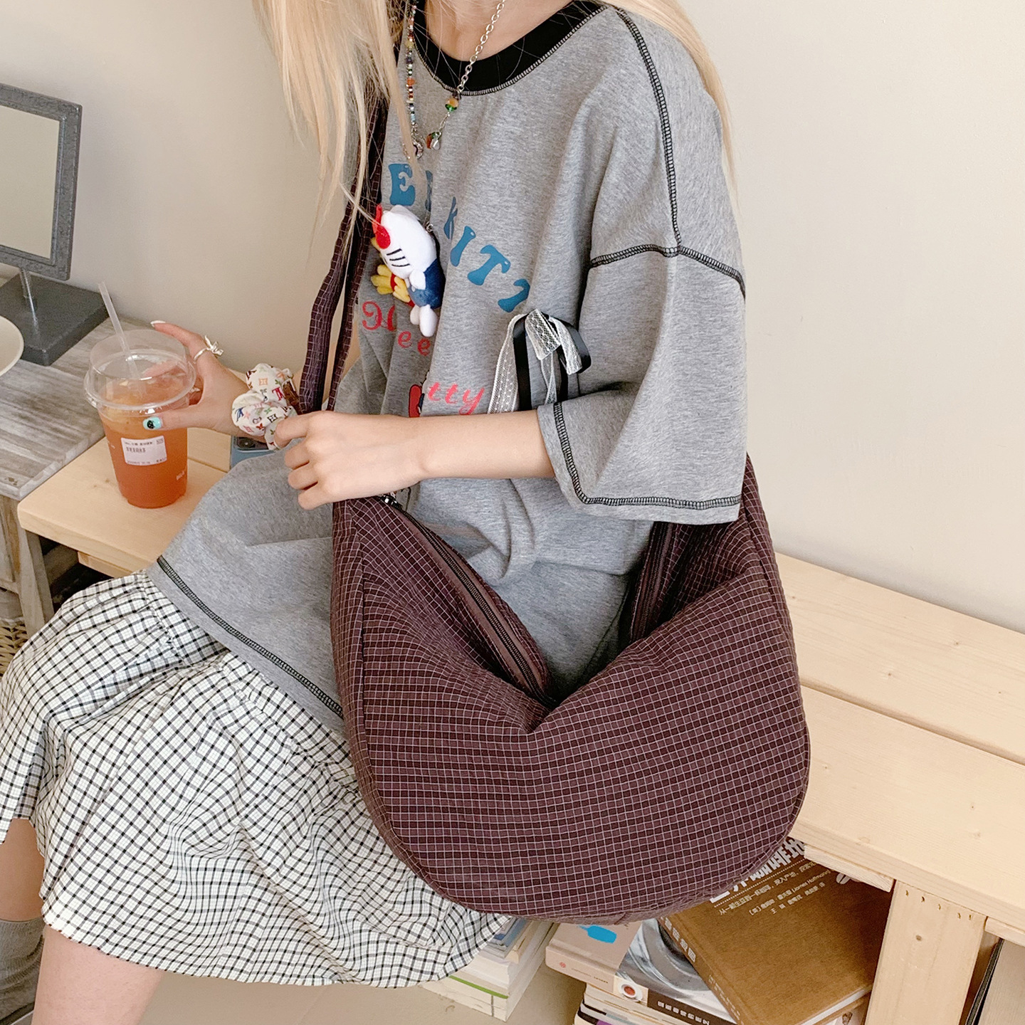 A new high-appeartion-level, laid-back and niche design tote bag for women in solid color, simple and lightweight crossbody bag from Korean Instagram full figure