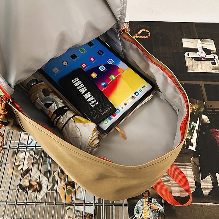 A new Korean-style backpack with a high level of appearance for couples. It is casual, simple, lightweight and versatile, and has a large capacity for outdoor commuting Application Scenario