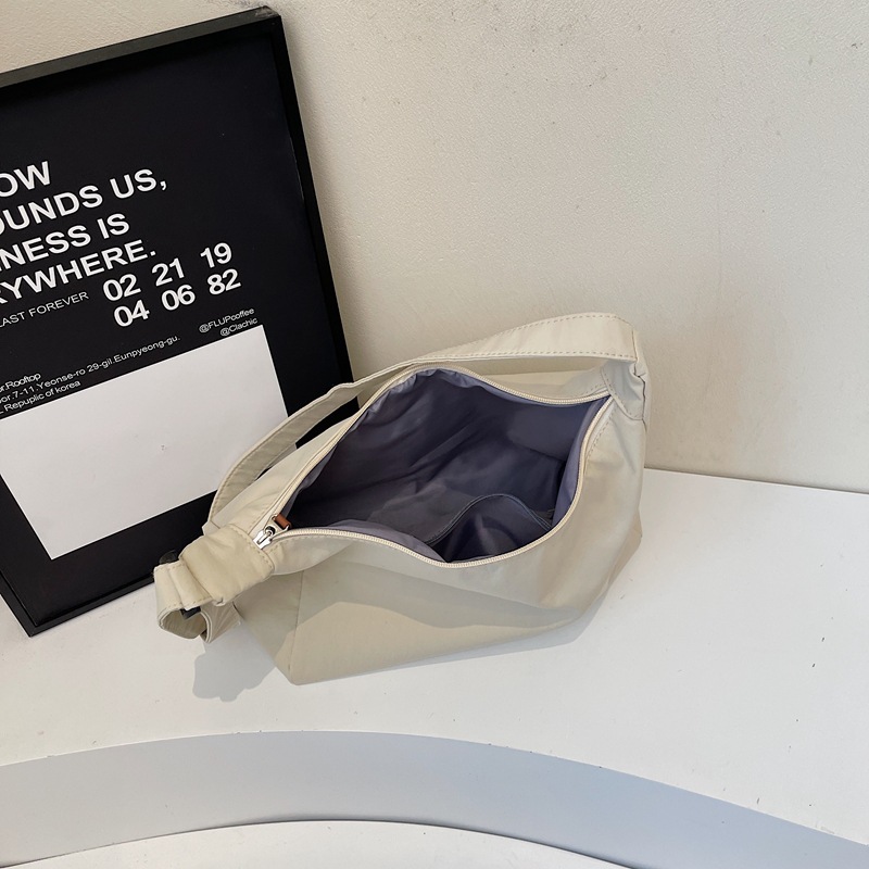 Korean InS-style versatile casual large-capacity single-shoulder crossbody bag, a new simple commuting tote bag for Spring/Summer 2025 Specification drawing