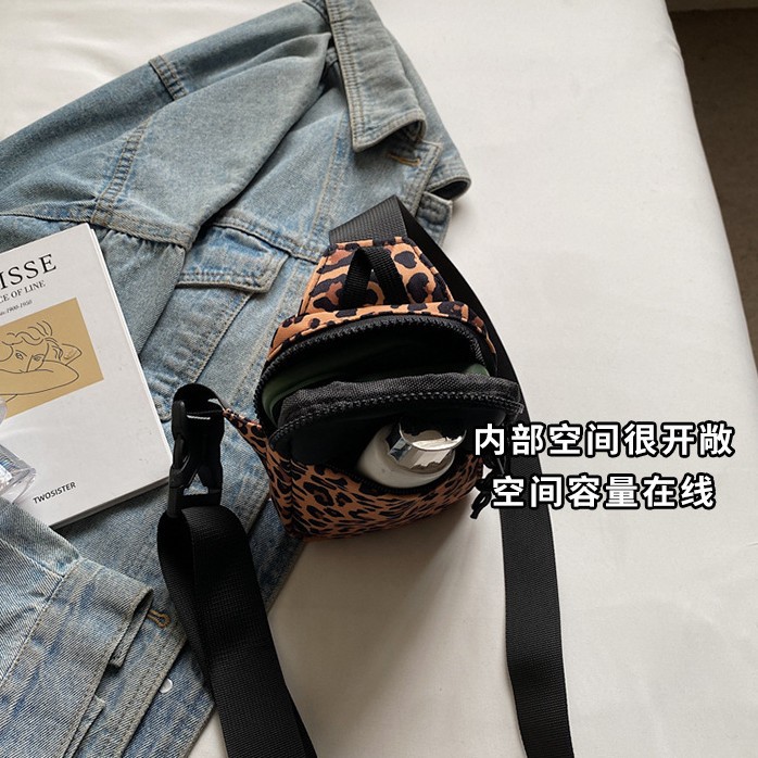 A new retro Japanese and Korean leopard print mini crossbody bag for women, with a high-end color contrast, is portable and sporty for commuting Application Scenario