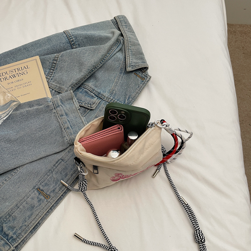 A stylish, artistic, fresh and sweet small shoulder bag with doughnut prints from Korean Instagram, a lightweight crossbody bag for outdoor outings Application Scenario