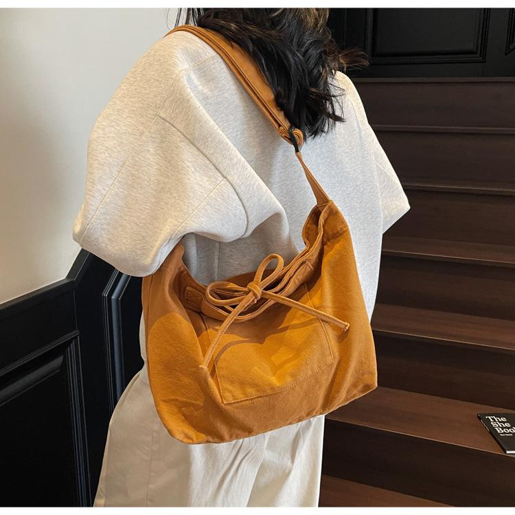Japanese-style artistic and retro canvas dumpling bag for boys and girls, a versatile, casual, large-capacity single-shoulder crossbody bag full figure