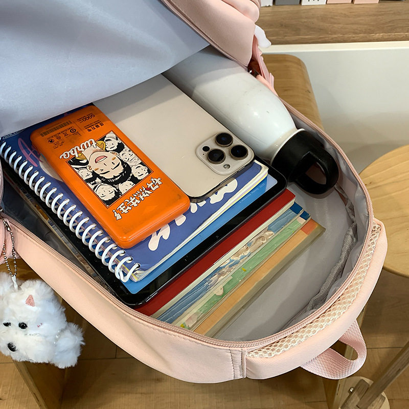 A new Japanese-style backpack with a high level of appearance, fresh, sweet and cute giraffe-shaped design. It is a lightweight and large-capacity backpack for junior and senior high school students Application Scenario