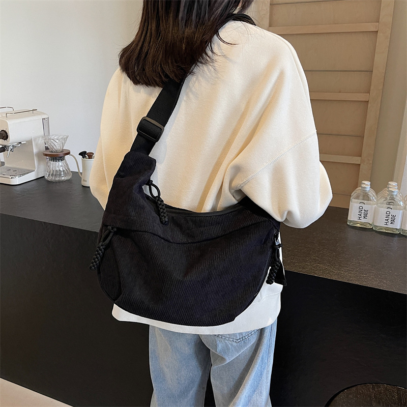 Crossbody bag, Japanese style Harajuku ins dumpling bag, versatile, large capacity, simple and artistic, student class bag, single-shoulder bag details Picture