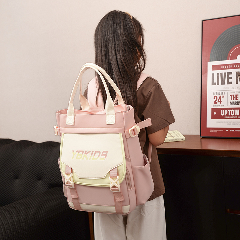 The new high-appeal, fresh and sweet color-blocking mini backpack is a lightweight backpack for students in grades 1-3 full figure