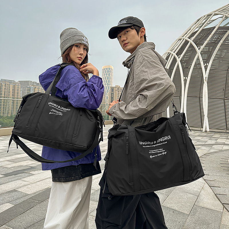 A new large-capacity, fashionable and versatile men's hand-held travel bag with Korean ins letter print casual sports crossbody full figure