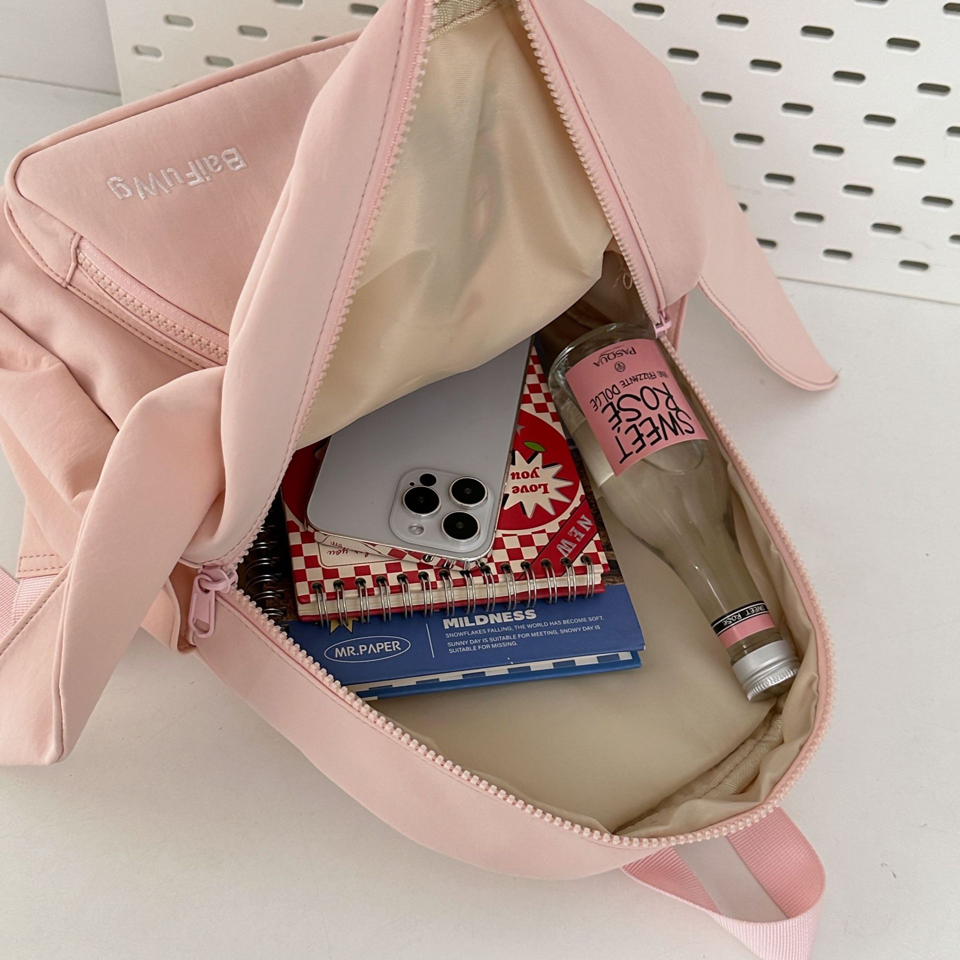 New high-appeartion-level cartoon piglet schoolbag for girls, junior and senior high school students, casual, simple, lightweight and commuting large-capacity backpack Application Scenario