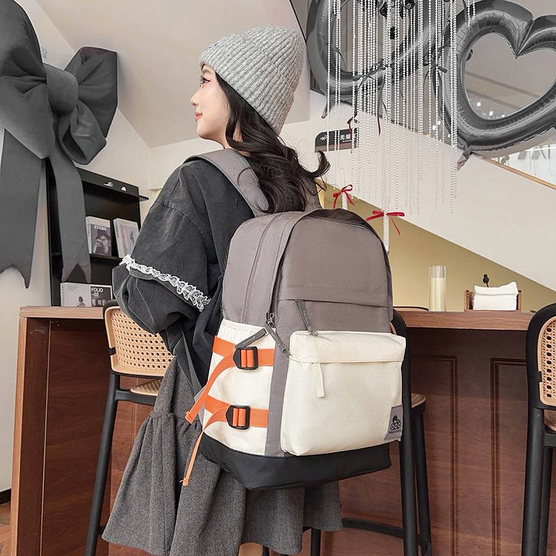 2025 New stylish outdoor travel backpack, versatile for junior and senior high school students, large-capacity outdoor leisure backpack full figure