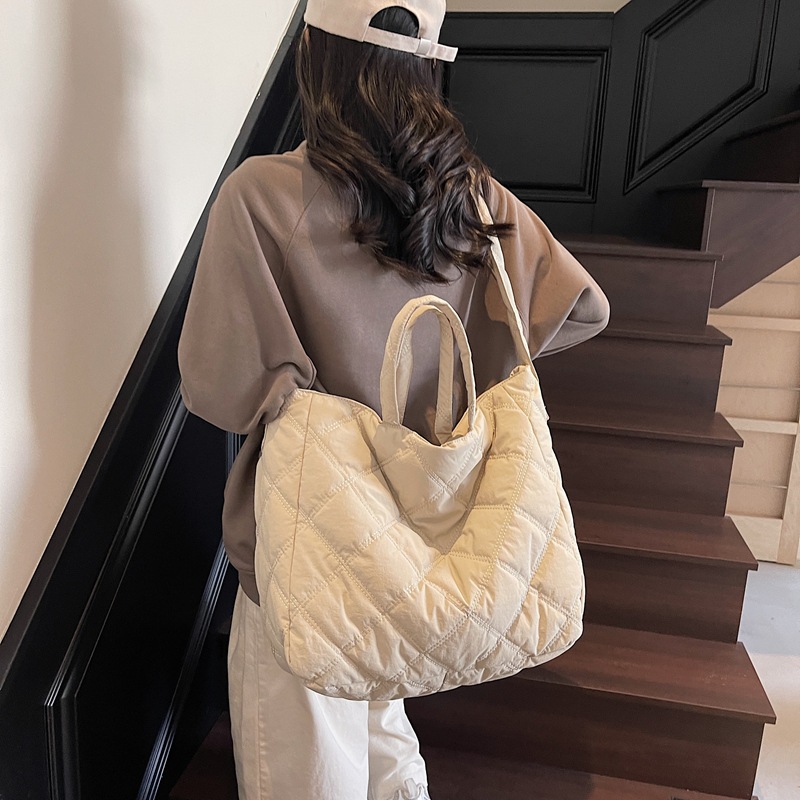 A new large-capacity embroidered thread handbag for women from a Japanese diamond-shaped tote bag, a versatile and fashionable crossbody bag for students details Picture